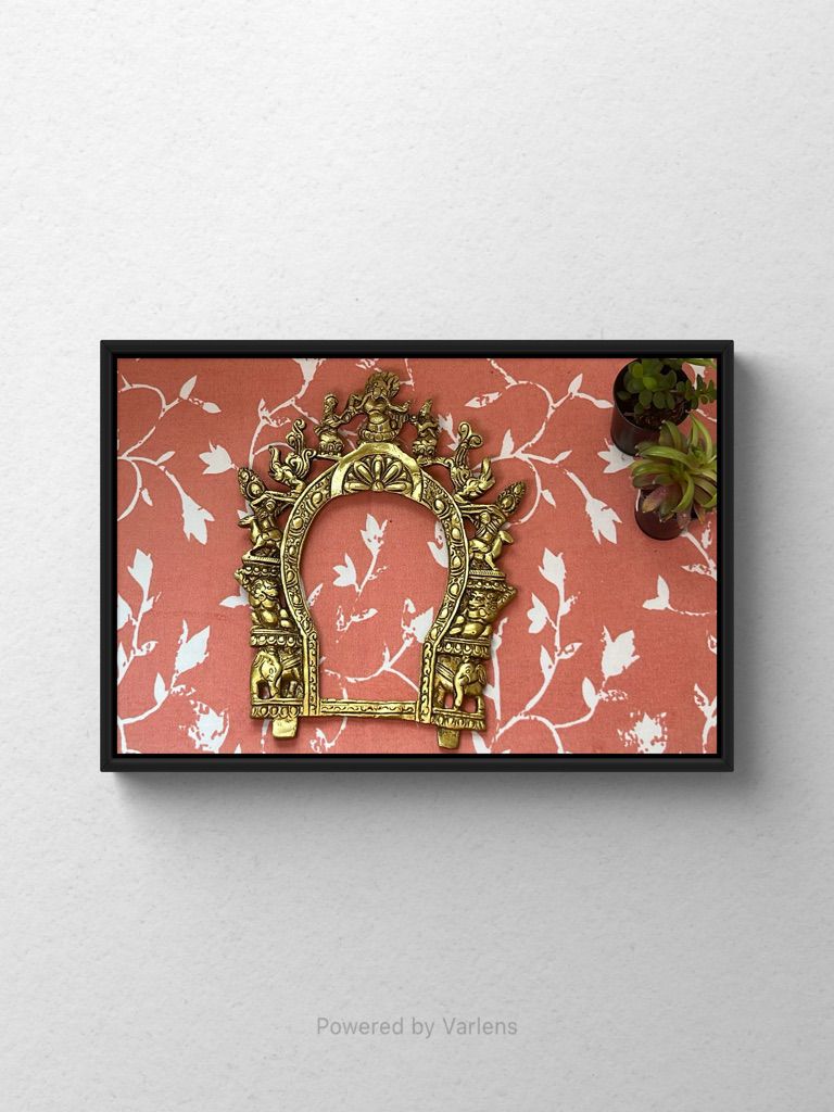 Prabhavali arch carved with godworshippers