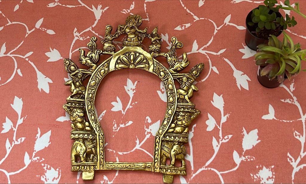 Prabhavali arch carved with godworshippers