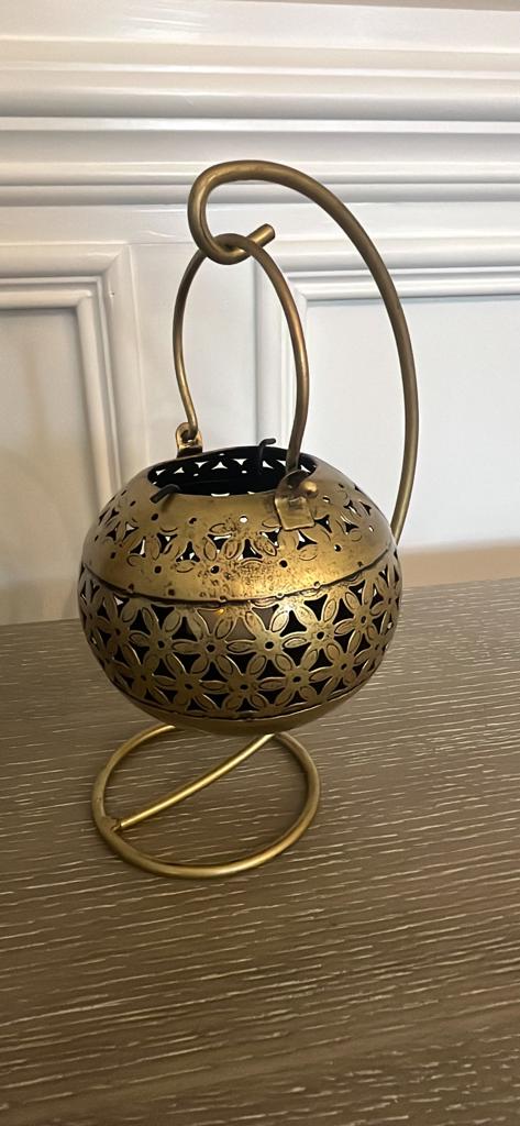 Hanging tealight holder