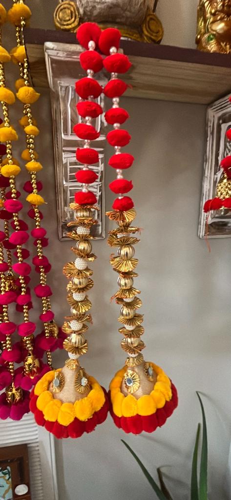 Pom Pom 3 ft Danglers