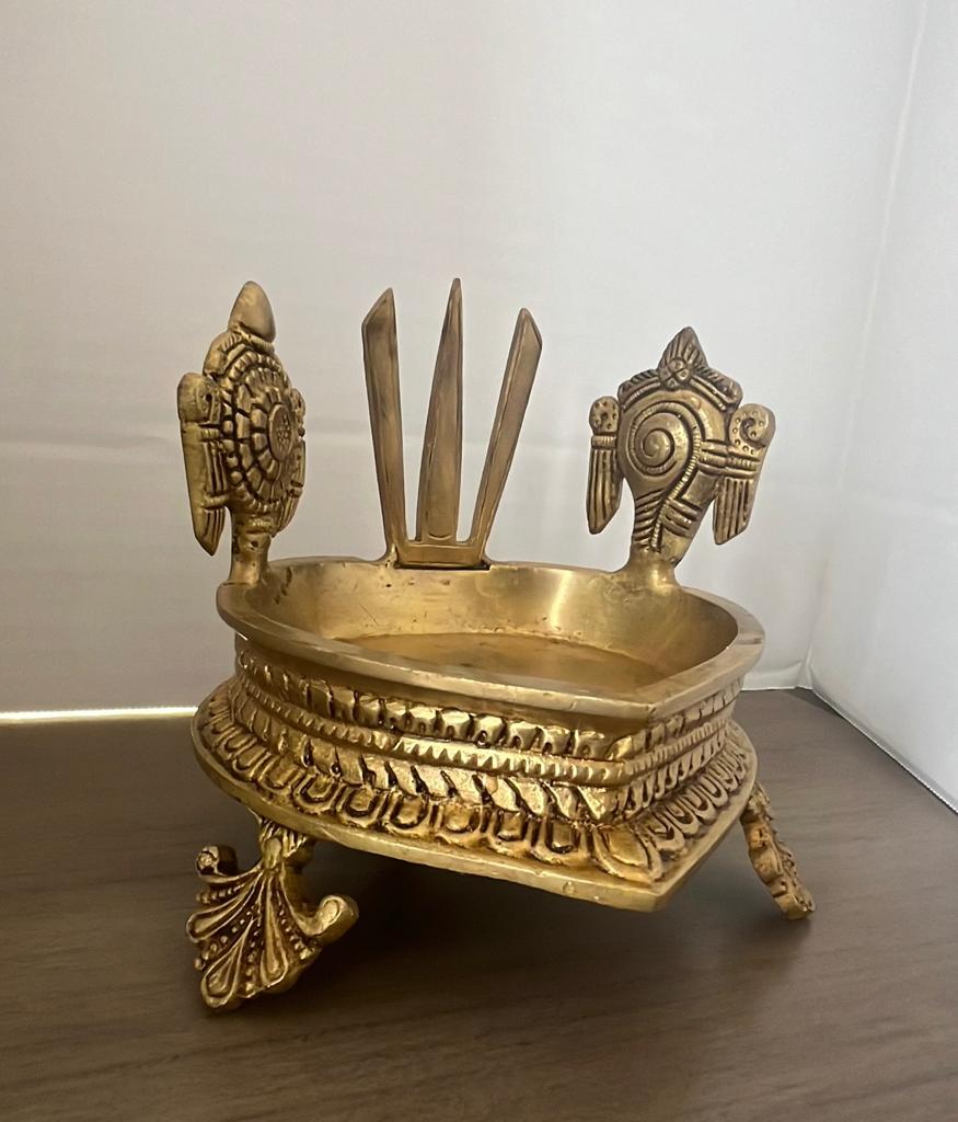 Brass urli with Sankh Chakra